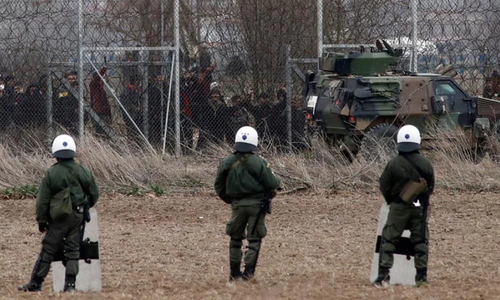 Άτακτη υποχώρηση: Τα ΜΑΤ διαλύουν απόπειρα εισβολής των ισλαμιστών - Σύλληψη μεταναστών μπροστά στην κάμερα του BBC